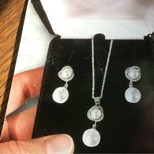 New in Box Cesca Vanna Crystal Pearl & Earrings Set